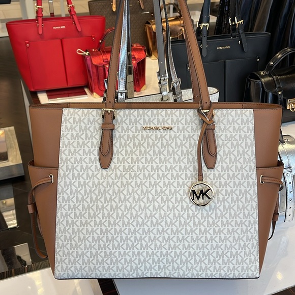 MICHAEL KORS GILLY LARGE DRAWSTRING TRAVEL SHOULDER TOTE SIGNATURE 
VANILLA 
NWT - Picture 16 of 16